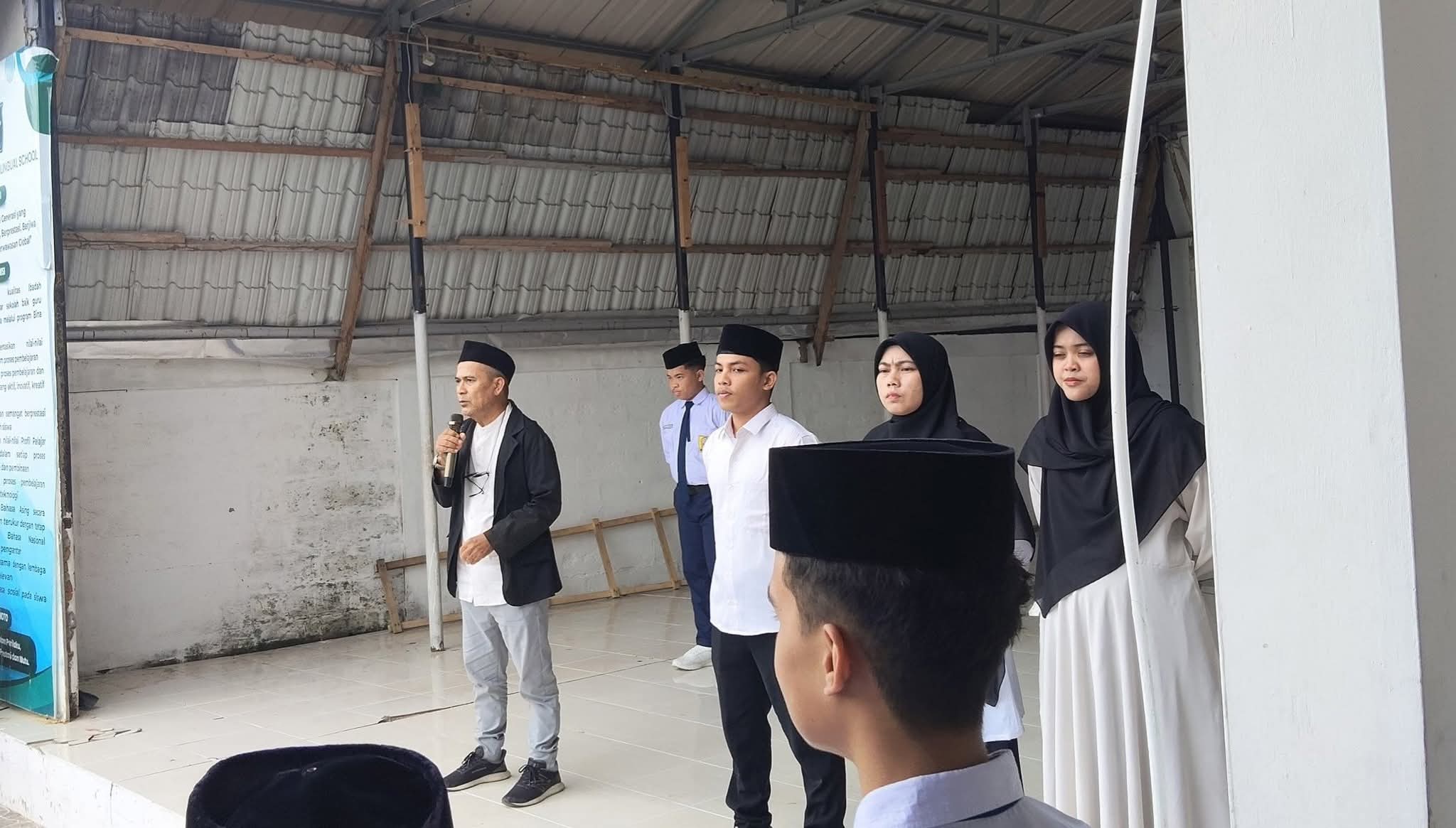 Upacara Perdana di SMP IT Al Farabi; Semangat Baru, Pesan Mendalam dari Ketua Yayasan